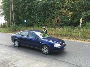 Policjant z nakielskiej &quot;drogówki&quot; kontroluje kierowcę audi