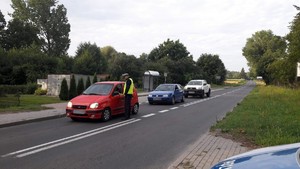 Policjant prowadzi kontrole kierowców po kątem trzeźwości