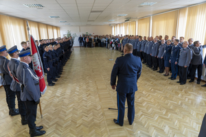 Komendant przemawia do nowo przyjętych policjantów