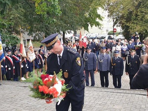 Przedstawiciel delegacji mundurowych składa wiązankę