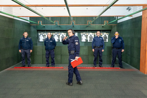 Prowadzący strzelanie omawia zasady konkursu