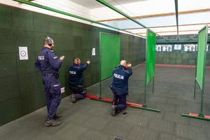 Dwóch policjantów strzela do tarczy