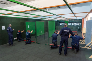 Czterech policjantów strzela do tarczy