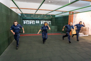 czterech policjantów biegnie po torze przeszkód