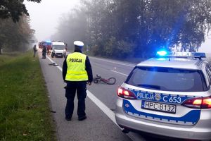 Policjanci wykonują czynności na miejscu tragicznego wypadku