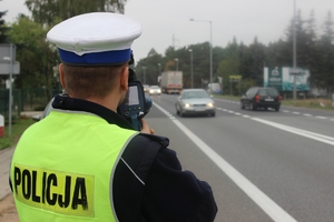 Policjant prowadzi kontrolę videorejestratorem