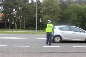 Policjant daje kierowcy znak do zatrzymania się