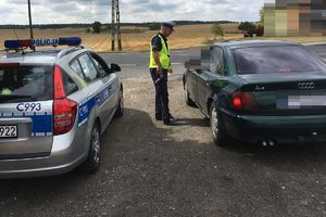 Policjant rozmawia z kierowca podczas kontroli