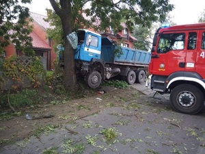 Ciężarówka zatrzymała się na drzewie, po tym jak peugeot wymusił pierwszeństwo