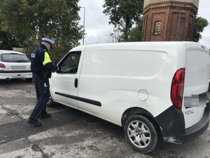 Policjant z nakielskiej "drogówki" kontroluje kierowcę "dostawczaka"
