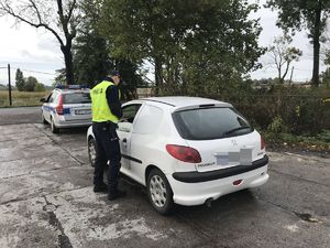 Policjant z &quot;drogówki&quot; kontroluje kierowcę peugeota