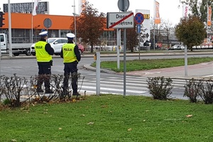 Policjanci prowadzą kontrole w pobliżu przejścia dla pieszych