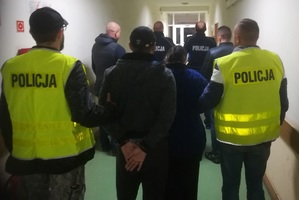 Policjanci prowadzą podejrzanych