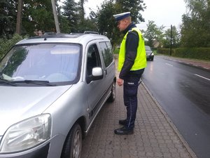 Policjant drogówki rozmawia z kierowcą osobówki