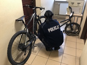 Policjantka przy odzyskanych rowerach