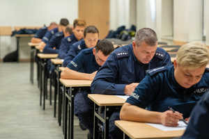 Policjanci rozwiązują test