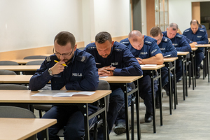 Policjanci rozwiązują test