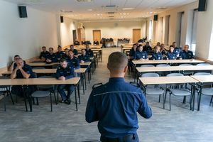 Komendant przemawia do uczestników konkursu