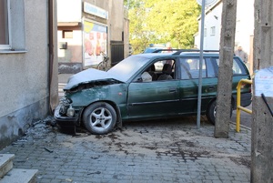 Samochód wbił się w budynek