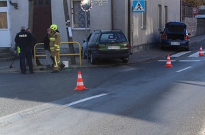 Policjanci ustalają okoliczności kolizji