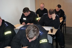 Uczestnicy szkolenia piszą test wiedzy