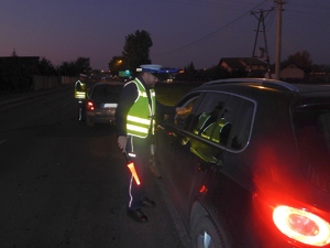 Policjanci kontrolują kierowców pod kątem trzeźwości