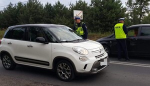 Policjanci kontrolują kierowców