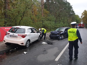 Policjanci na miejscu wypadku zabezpieczają ślady