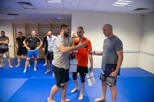 organizatorzy szkolenia wręczają podziękowania