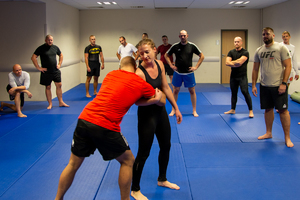 uczestnicy szkolenia obserwują stosowanie techniki obezwładniającej