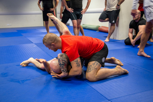 uczestnicy szkolenia leżą na matcie