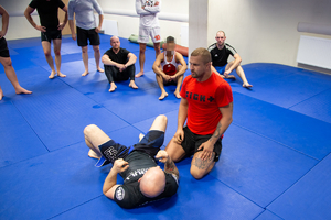 uczestnik szkolenia klęczy nad pozorantem