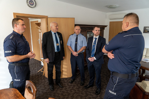 Komendant wita gości w swoim biurze