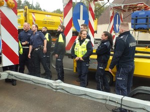 Policjanci oglądają sprzęt używany na autostradach