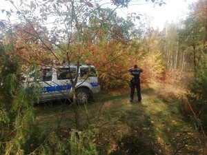 Policjant wypatruje przez lornetkę zagubionej