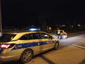 policjant kontroluje zatrzymany pojazd