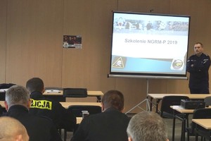 policjant przemawia do innych policjantów