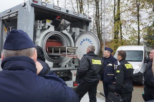 Policjanci oglądają samochód minerski