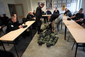 policjanci oglądają kombinezon minerski