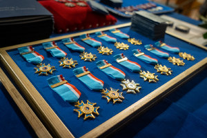 Krzyże zasługi na aksamicie