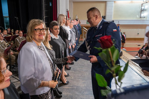 Komendant insp. Paweł Spychała ściska dłoń wyróżnionej pracownicy