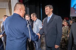 Komendant Wojewódzki gratuluje kolejnemu zasłużonemu pracownikowi