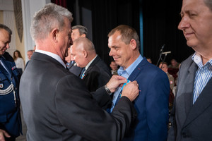 Przewodniczący związku odznacza jednego z zasłużonych działaczy