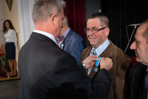 Przewodniczący związku odznacza kolejnego z zasłużonych działaczy