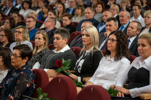 pracownicy cywilni siedzący w ławkach