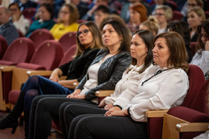 Kobiety siedzące w ławkach