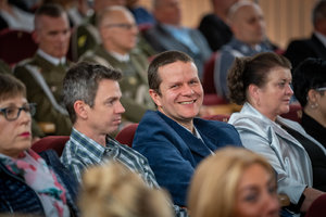 mężczyźni siedzący w ławkach