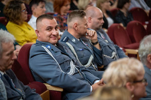 policjanci siedzący w ławkach