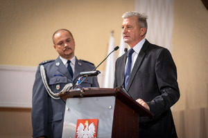 Mężczyzna przemawia na mównicy