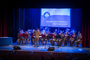 widok na całą orkiestrę na scenie